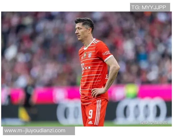 莱万重返安联球场引发拜仁球迷愤怒指责其背叛与忘恩负义